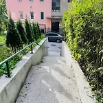 T&n Studio-center-free Parking,ac,train-bus Station Apartamento *