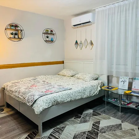 T&n Studio-center-free Parking,ac,train-bus Station *